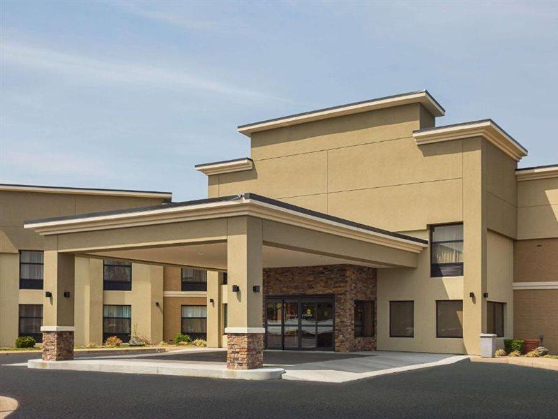 Clarion Inn & Suites Евансвил Екстериор снимка