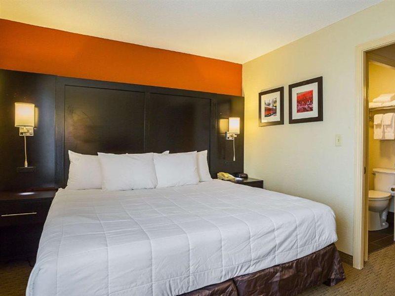 Clarion Inn & Suites Евансвил Екстериор снимка