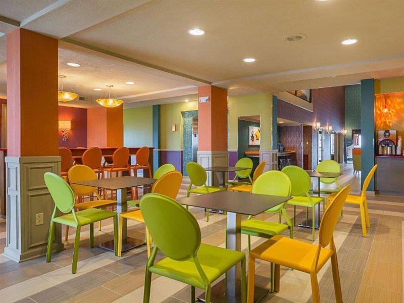 Clarion Inn & Suites Евансвил Екстериор снимка
