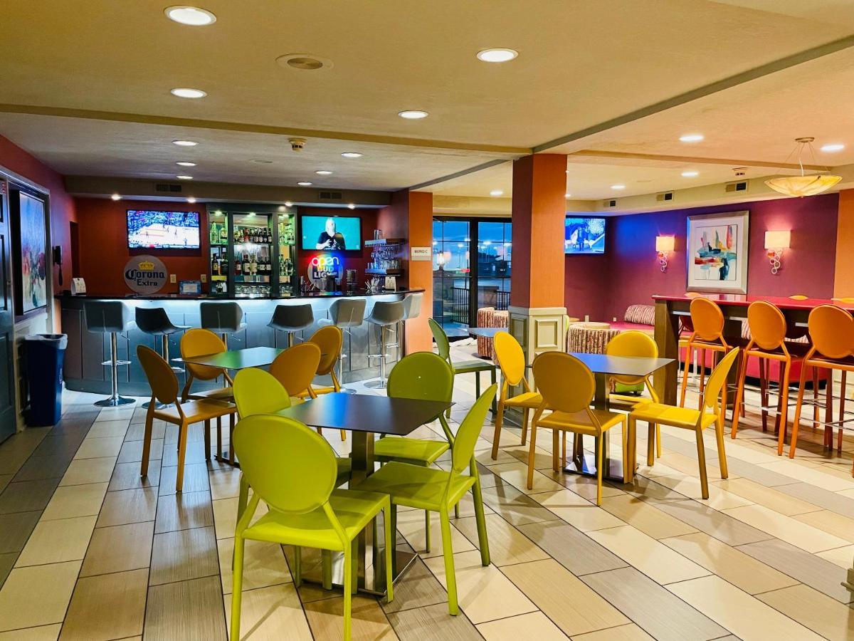 Clarion Inn & Suites Евансвил Екстериор снимка