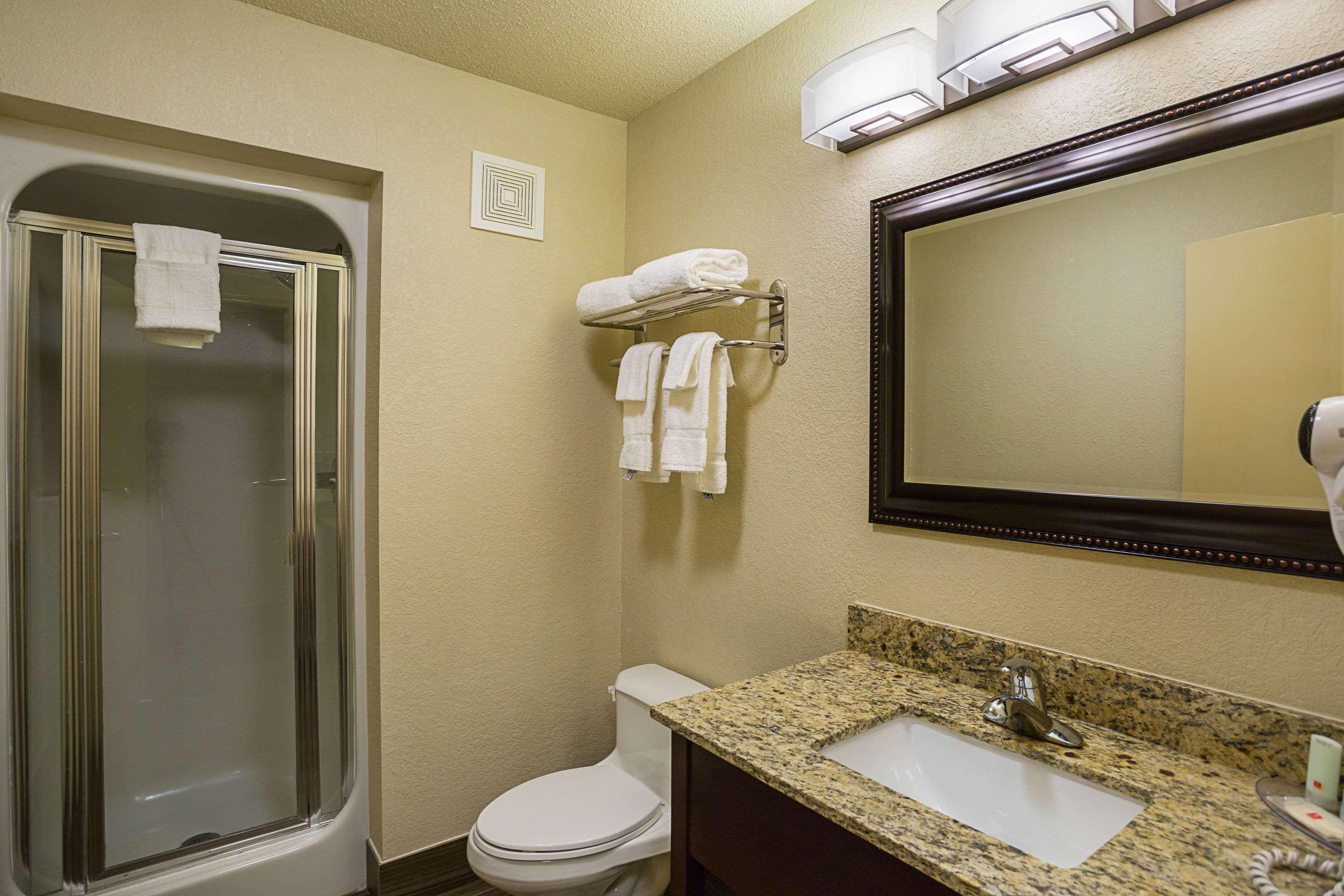 Clarion Inn & Suites Евансвил Екстериор снимка