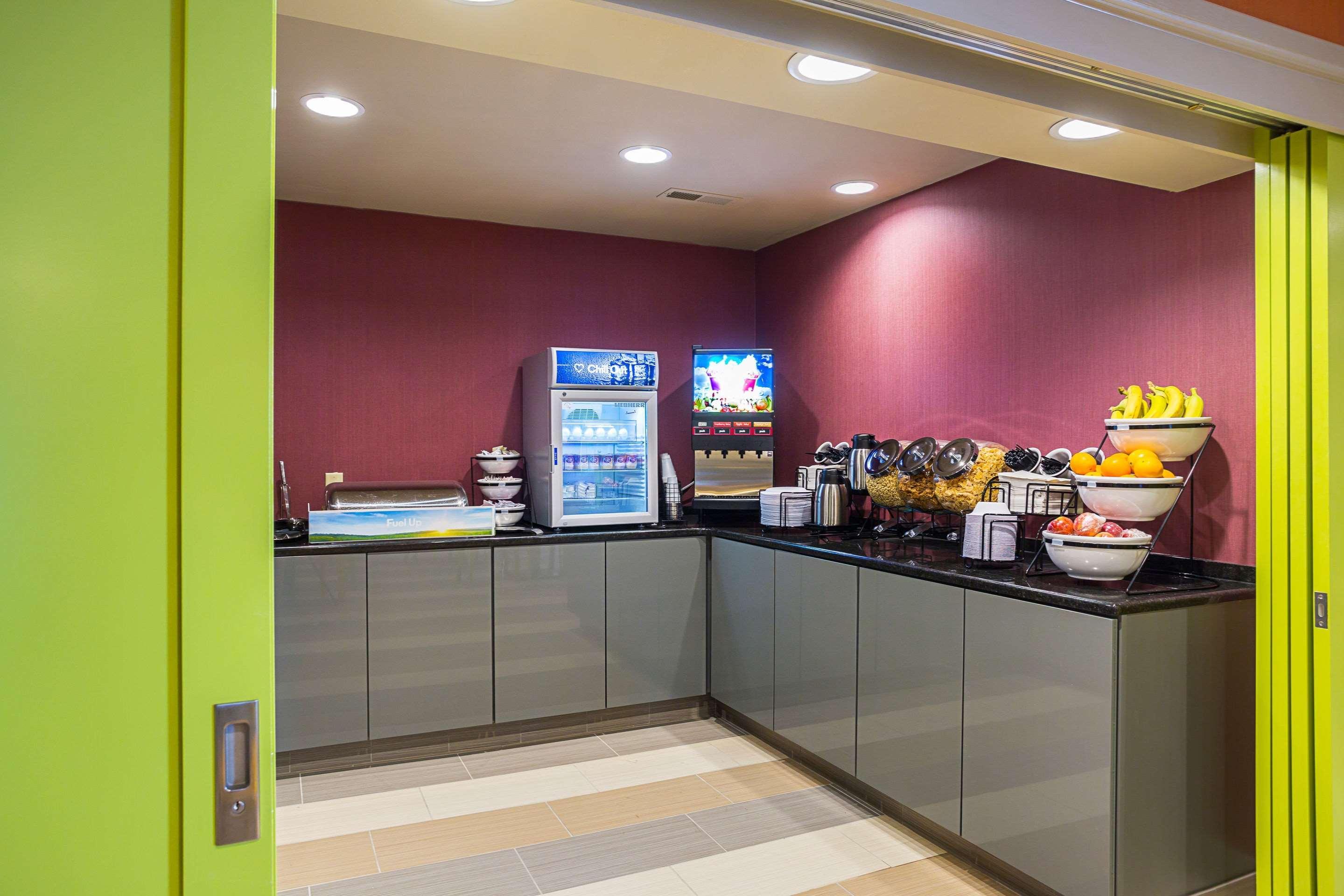 Clarion Inn & Suites Евансвил Екстериор снимка