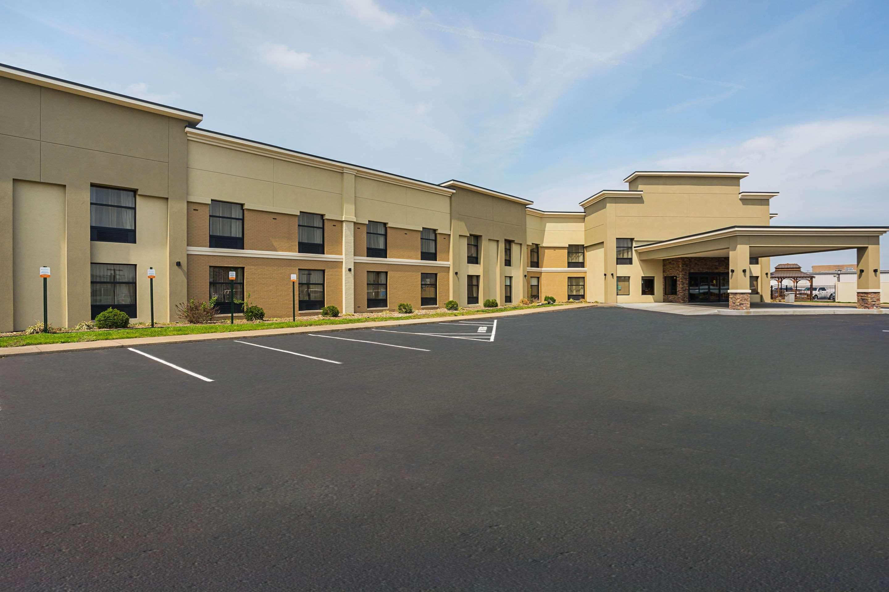 Clarion Inn & Suites Евансвил Екстериор снимка