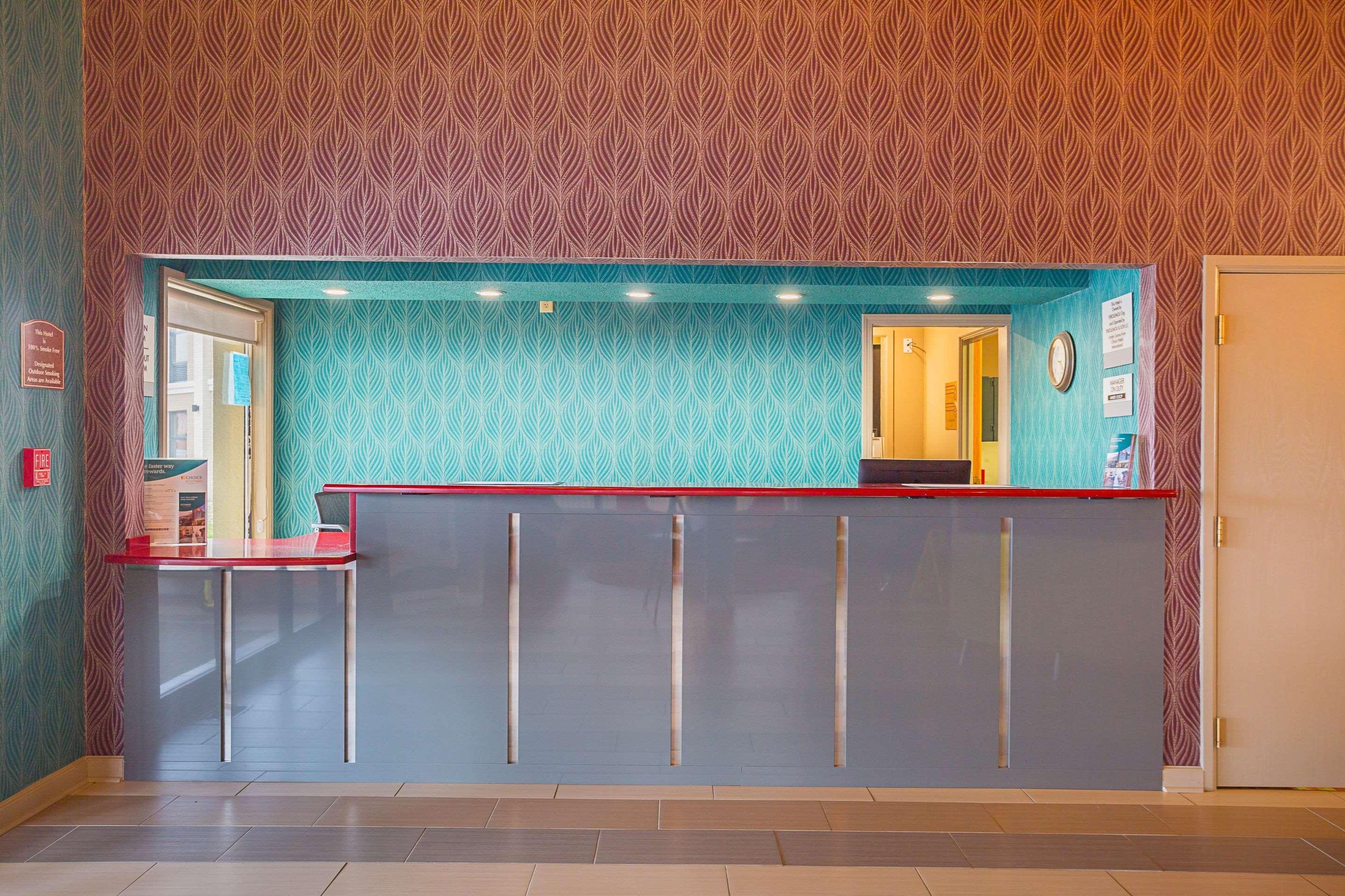 Clarion Inn & Suites Евансвил Екстериор снимка