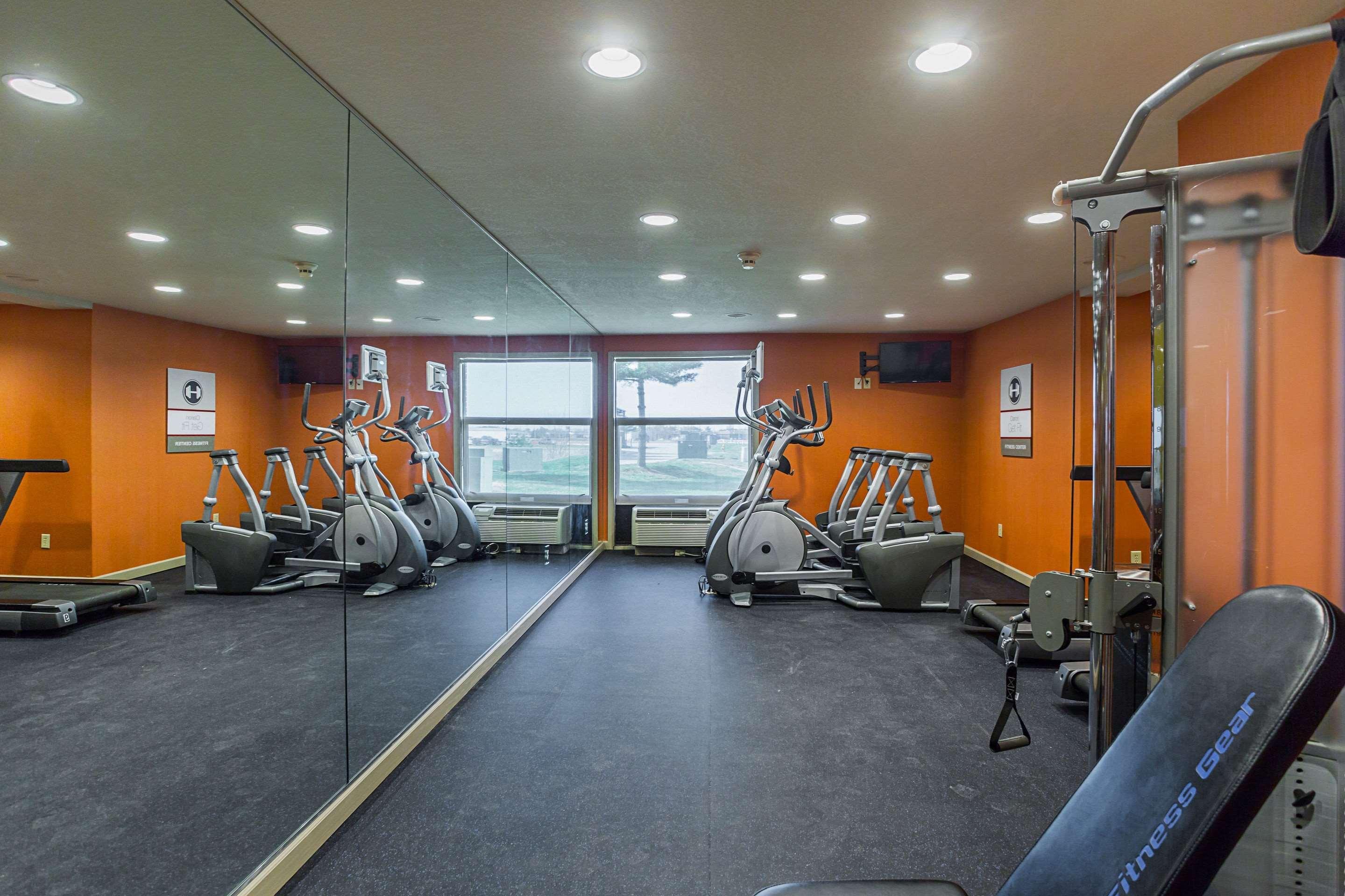Clarion Inn & Suites Евансвил Екстериор снимка