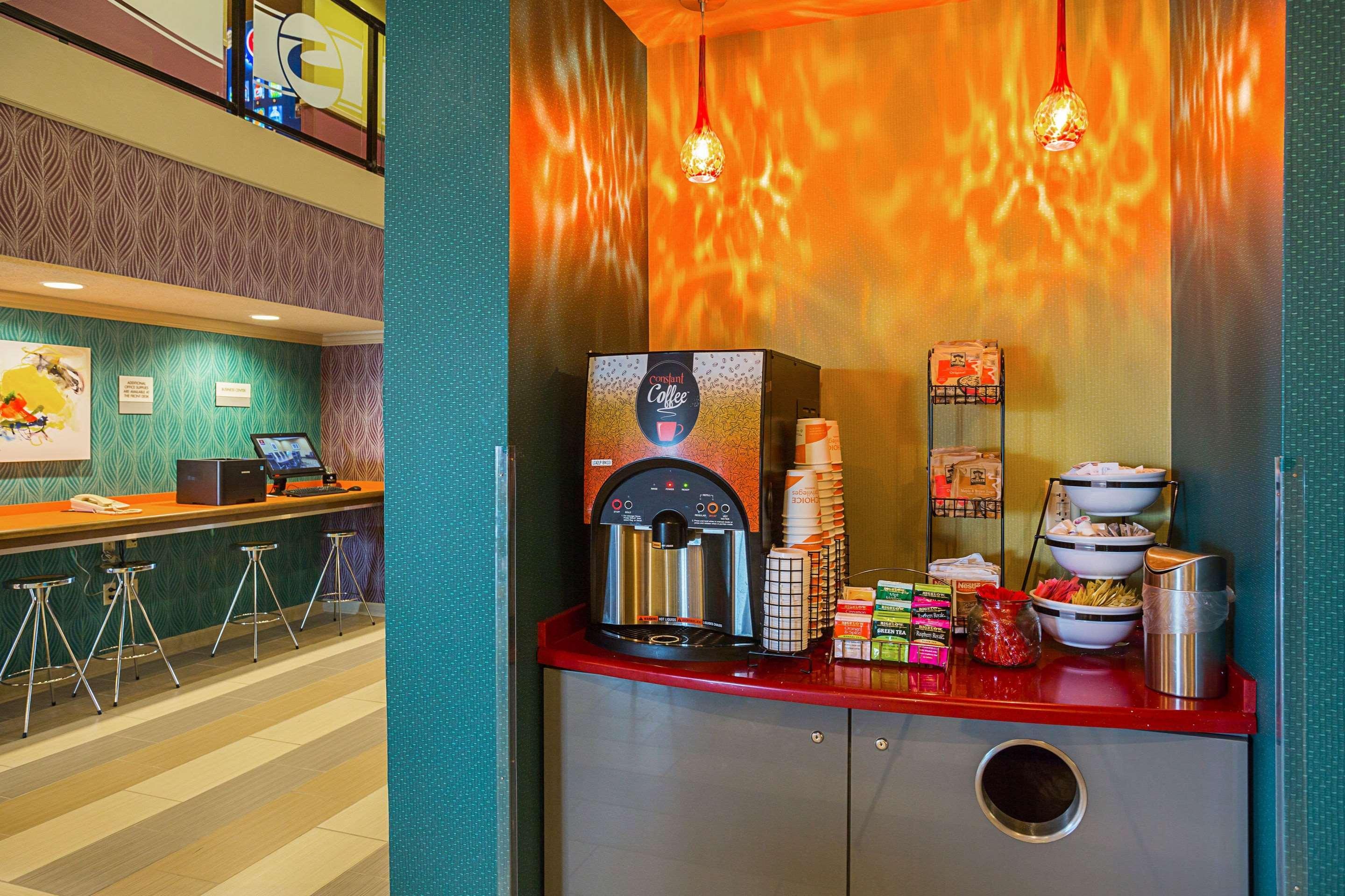 Clarion Inn & Suites Евансвил Екстериор снимка
