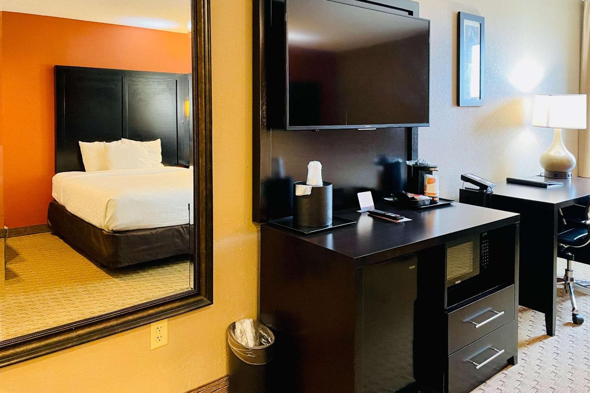 Clarion Inn & Suites Евансвил Екстериор снимка