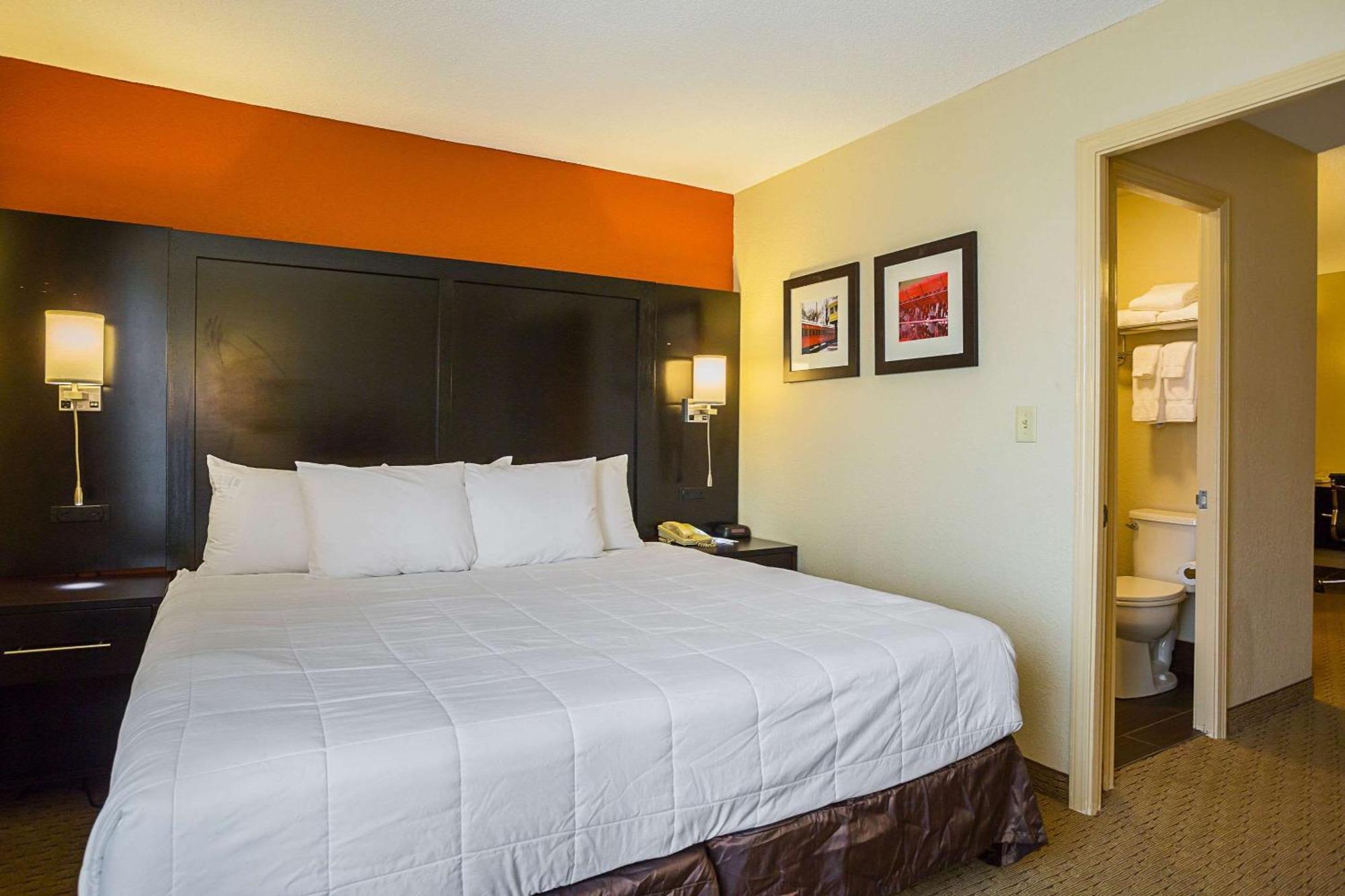 Clarion Inn & Suites Евансвил Екстериор снимка