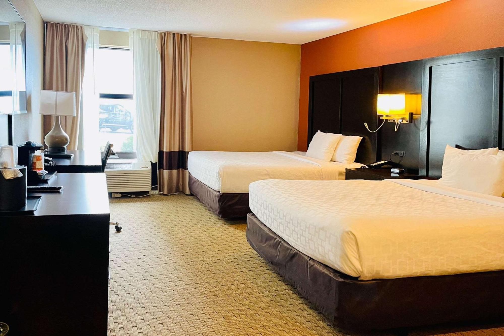 Clarion Inn & Suites Евансвил Екстериор снимка